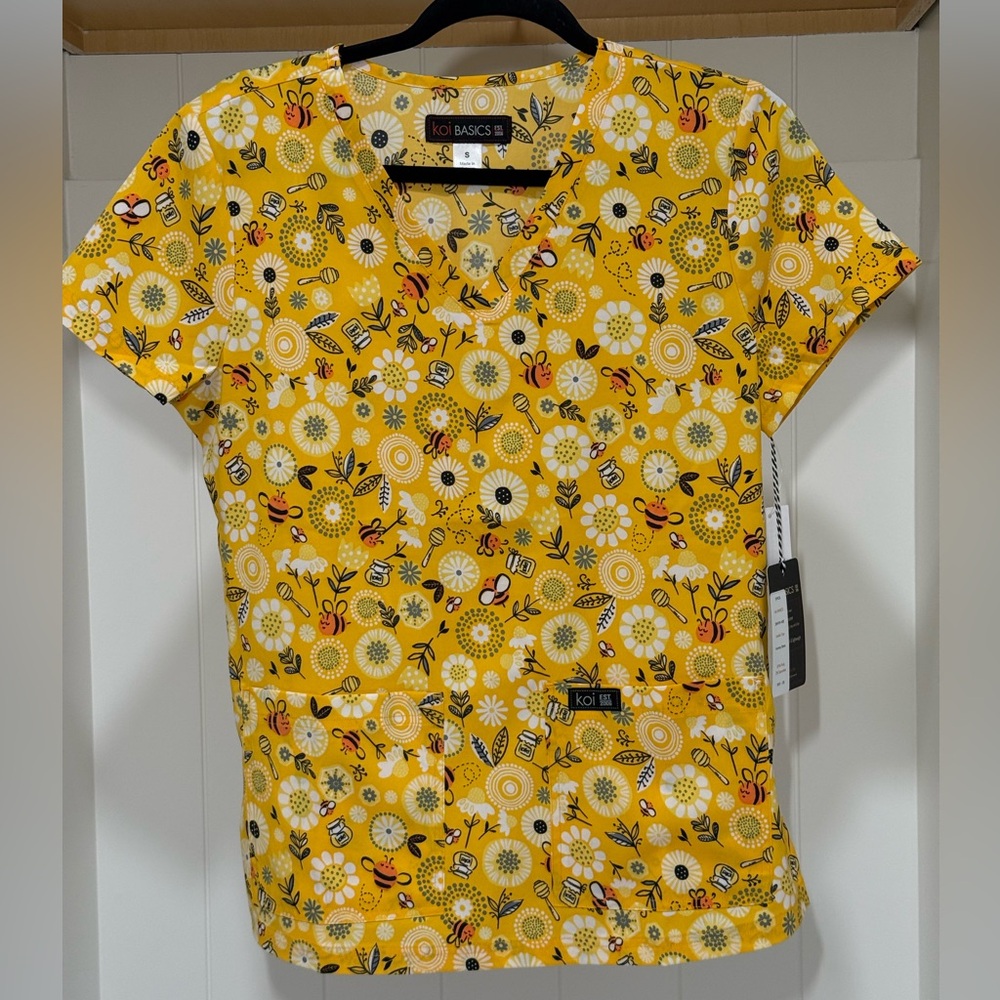 NWT Koi - Yellow Leslie Honey Bees scrub top (S)